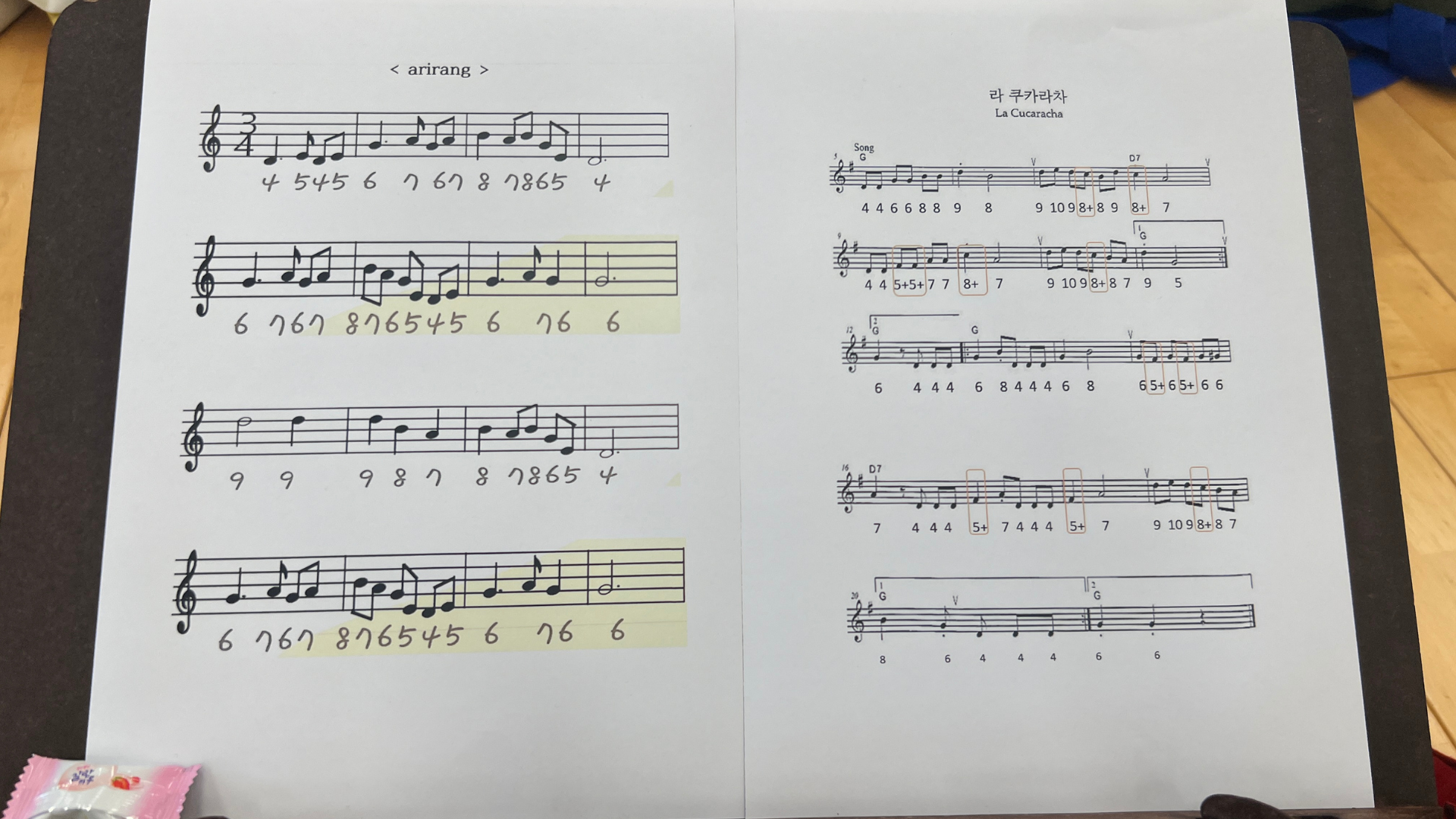 Partitura con las canciones 'Arirang' y 'La Cucaracha', interpretadas durante la clase.