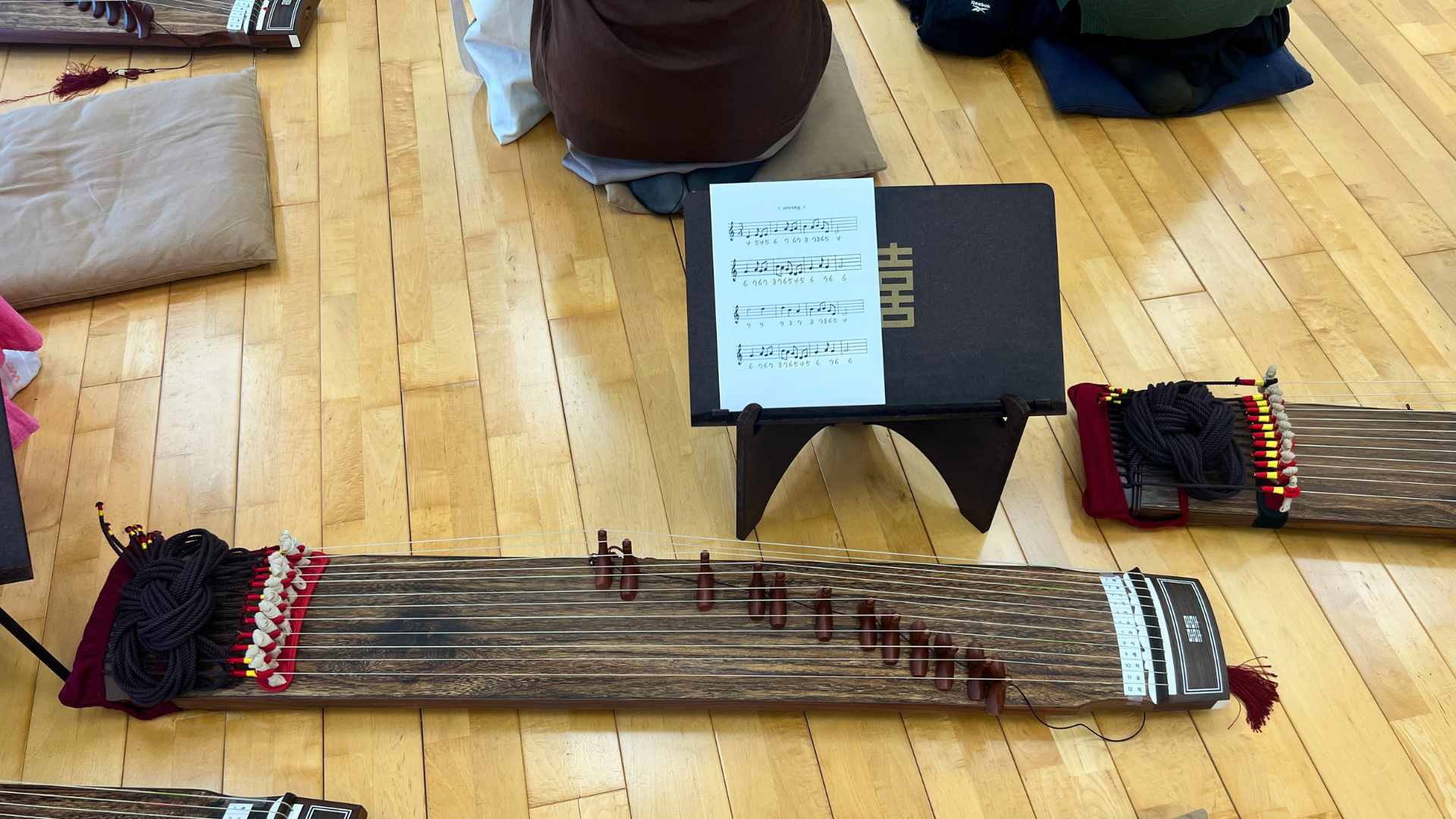 Gayageum y partitura con las notas de la canción 'Arirang'.