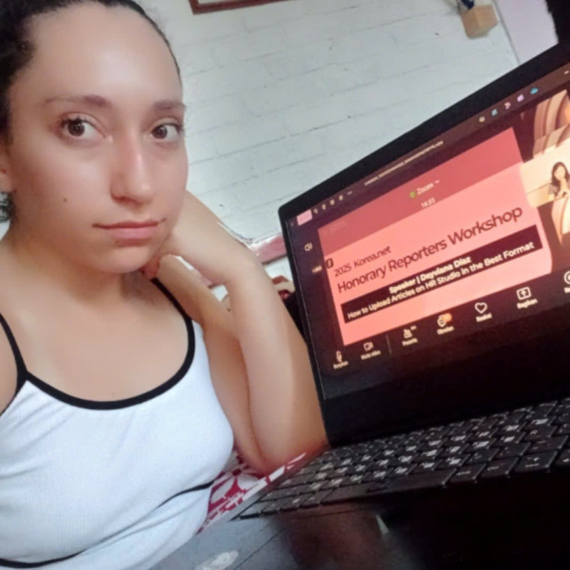 Phóng viên danh dự Stephanny Sophia Moralé González đến từ Colombia bày tỏ sự hài lòng với phiên hội thảo thứ hai, nơi cô không chỉ có cơ hội học hỏi thêm nhiều kiến thức bổ ích mà còn kết nối với những người bạn mới đến từ khắp nơi trên thế giới. (Ảnh: Stephanny Sophia Moralé González)