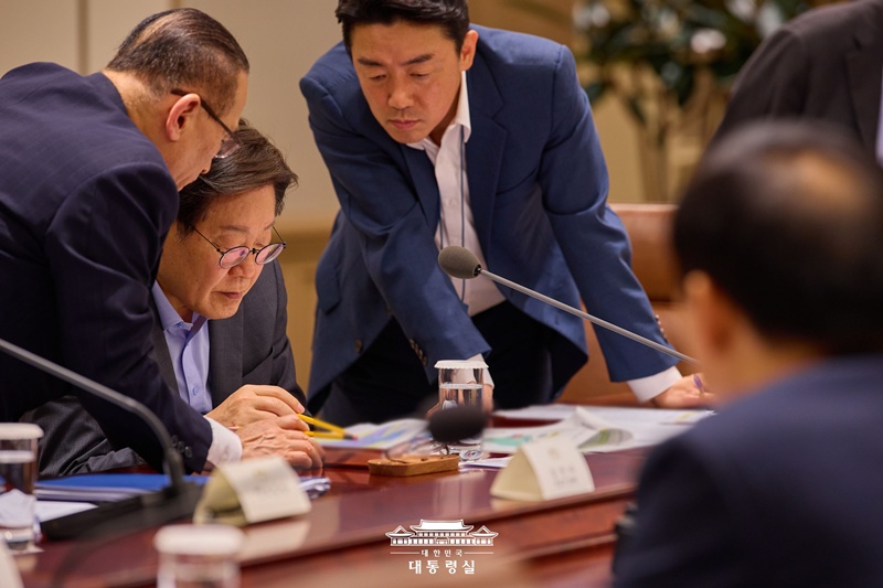 ＮＳＣ全体会議に出席し、ウィ・ソンラク国家安保室長、カン・フンシク大統領秘書室長と安保懸案について議論を行うイ・ジェミョン大統領（左から２番目）＝１０日、ソウル、大統領室