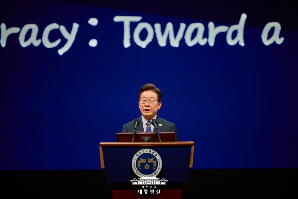 President Lee Jae Myung on July 13 gives a speech at the International Political Science Association's World Congress at COEX Mall in Seoul's Gangnam-gu District. (Office of the President)