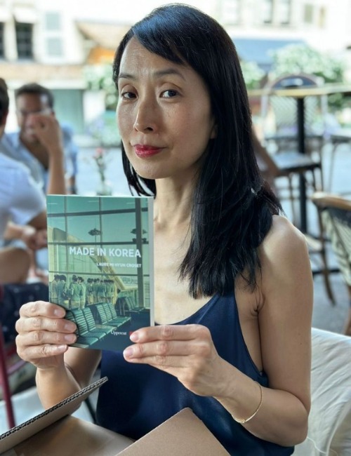 L’œuvre et son âme, une photo de Laure Mi Hyun Croset avec son livre « Made in Korea ». © Laure Mi Hyun Croset
