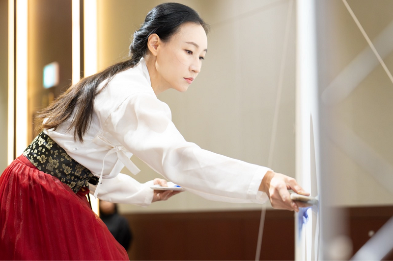 Nghệ sĩ thư pháp Kim Hye-jin đến từ Hàn Quốc đã khoác lên màu áo mới mẻ và đầy sáng tạo cho thư pháp thông qua các màn trình diễn trực tiếp trên sân khấu. (Ảnh: Kim Hye-jin)
