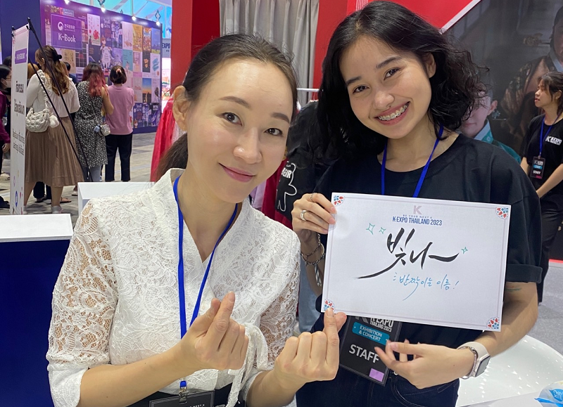 Nghệ sĩ Kim Hye-jin luôn nỗ lực quảng bá thư pháp Hàn Quốc đến với bạn bè quốc tế thông qua sự kiện giao lưu văn hóa hoặc các buổi workshop. (Ảnh: Kim Hye-jin)