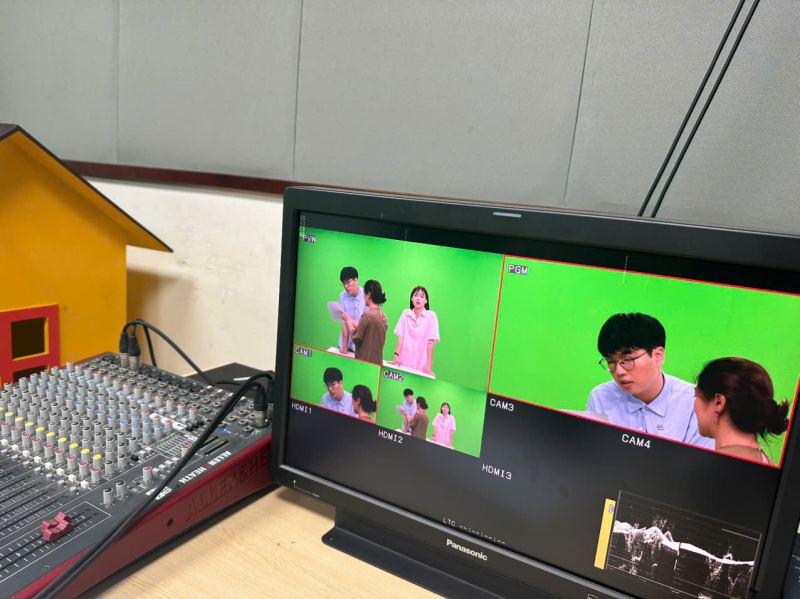 Việc làm sao để chương trình “Cùng nói tiếng Hàn” luôn giữ được sự đồng hành lâu dài và tình cảm bền chặt từ khán giả là điều mà chị Kim Anh cùng ê-kíp sản xuất luôn day dứt, trăn trở và nỗ lực không ngừng trong từng mùa phát sóng. (Ảnh: Nguyễn Kim Anh) 