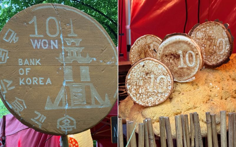 Foto links: Symbolische Darstellung des 10-Won-Pfannkuchens (십원빵) auf dem Schild des Verkaufsstandes. Foto rechts: Einige fertige 10-Won-Pfannkuchens (십원빵) wurden zur Präsentation auf eine Styropor-Auslage gesteckt.