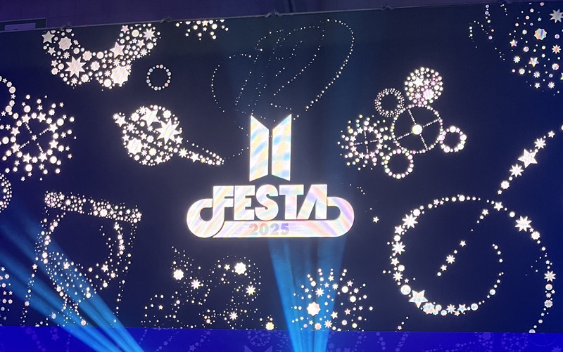 壁に映し出されたFestaの文字