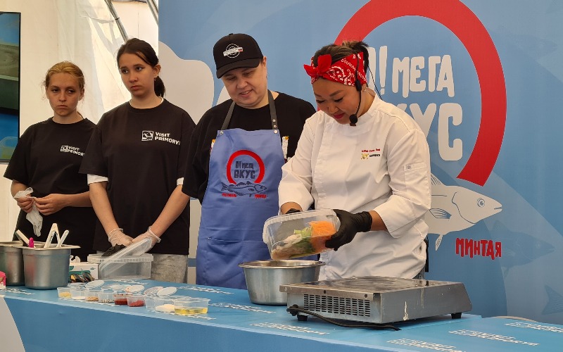 Елена Пяй – шеф-повар сети кафе корейской кухни «Миринэ» 31 мая проводит мастер-класс по приготовлению хе из минтая на III уличном фестивале минтая «О!Мега вкус». / Фото: Юлия Епифанова