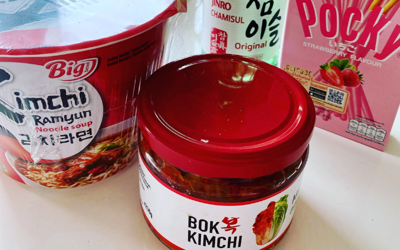 Kimchi Ramyeon und fertiges Kimchi im Glas aus dem Supermarkt