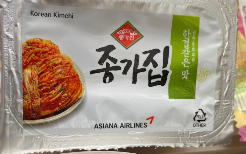 Selbst an Board der koreanischen Airlines wird Kimchi serviert