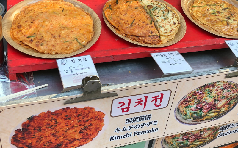Wer in Korea ist, sollte auch den berühmten Kimchi-Pfannkuchen probieren
