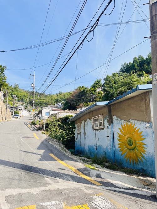 仁王山の麓にあるケミマウルと呼ばれるソウルの壁画村。レトロで素朴な雰囲気のケミマウルを訪れた際、一瞬自分がソウルにいることを忘れそうになった。