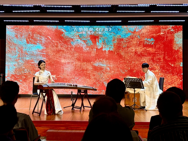 上海音乐学院的表演曲目——古筝独奏曲《行者》中，特别邀请了韩国艺术综合大学的学生共同合作，以长鼓伴奏，增添一份别样的韵味。韩宣网名誉记者许彦琳 摄