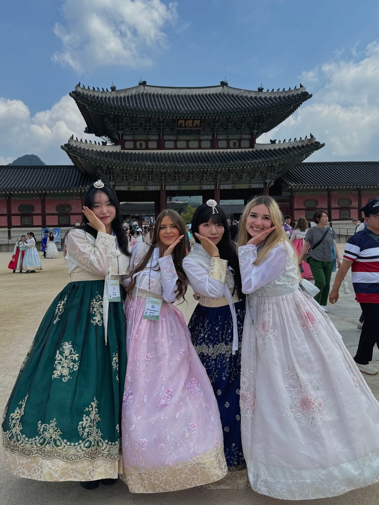 Héloïse avec ses camarades de séjour visitant le palais de Gyeongbokgung le 8 juin 2025. © Héloïse Breuil