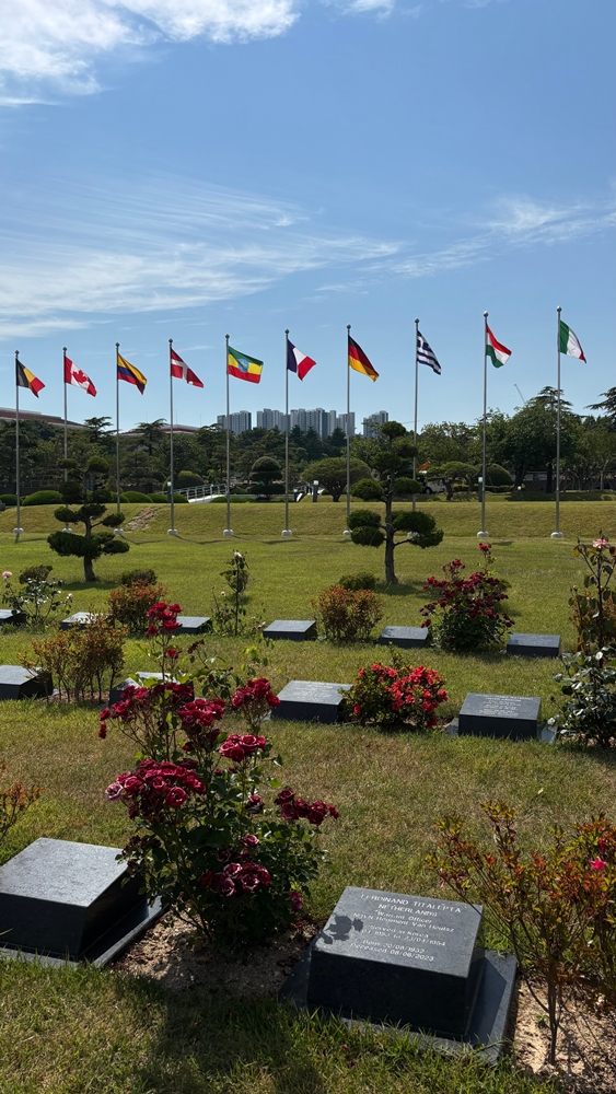 Une visite au cimetière des Nations unies de Busan, le 11 juin 2025. © Héloïse Breuil