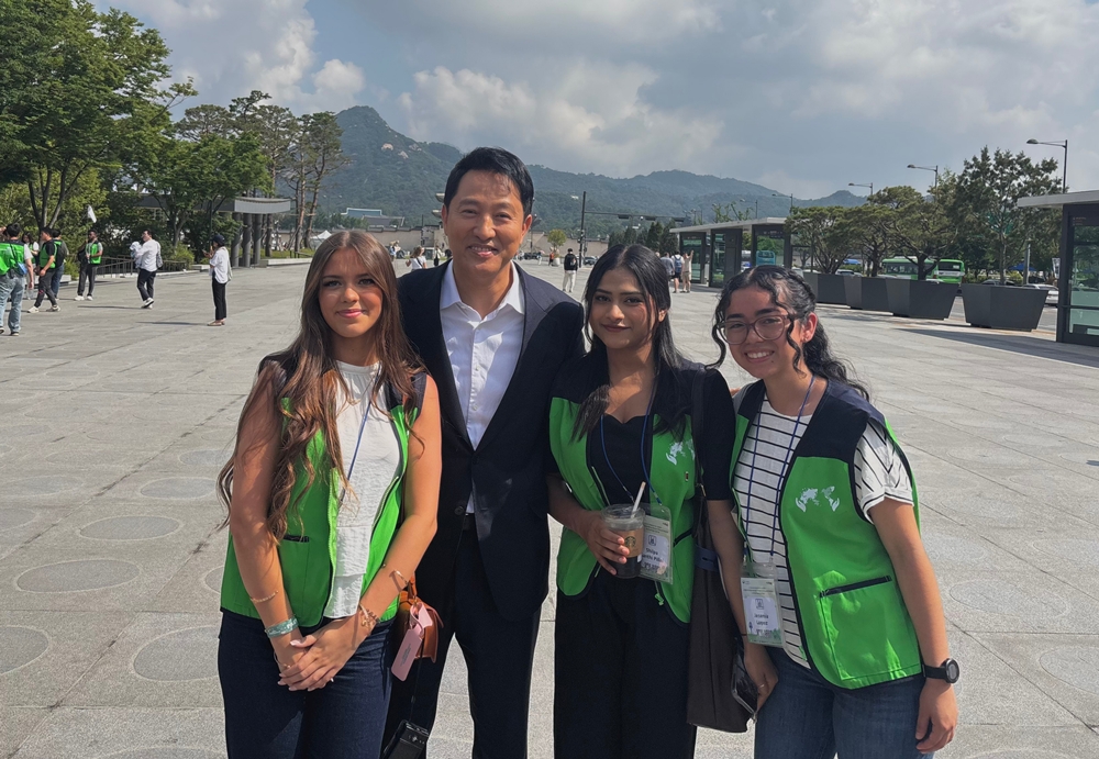 Héloïse à gauche avec ses camarades de séjour et Oh Se-hoon, maire de Séoul, sur la place Gwanghwamun, le 8 juin 2025. © Héloïse Breuil