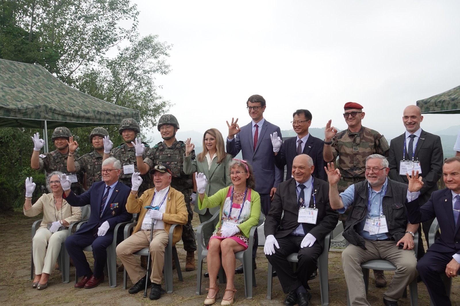 Louisette Breuil (assise en bas à gauche) en 2023, à Arrowhead avec des membres de l'ANAAFF, la ministre Patricia Miralles et l'Ambassadeur de France en Corée, Philippe Berthoux. © Louisette Breuil