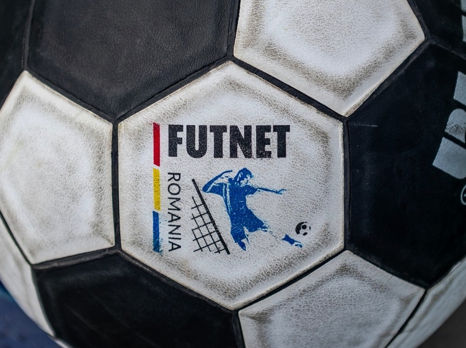 Ballon officiel de futnet, marqué du logo de l’Association Roumaine de futnet. © Sorin Bogdan