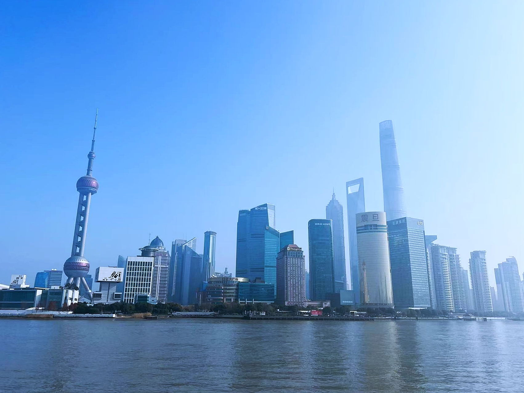 自2024年11月中国对韩国试行免签政策以来，上海迅速成为韩国游客“周末跨国游”的热门之选。“周五下班飞上海”，这一灵活便捷的旅行方式，正受到越来越多韩国年轻人的追捧。图为上海外滩。韩宣网名誉记者赵亚东 摄