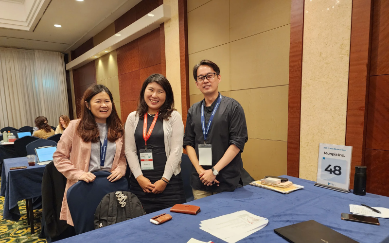 PLia Indra Andriana selaku pendiri Penerbit Haru berfoto di tengah sesi Bussiness Matching pada 2025 K-Book Market.