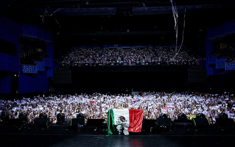 Foto grupal de Baekhyun con sus fans mexicanas en el Pepsi Center | INB100