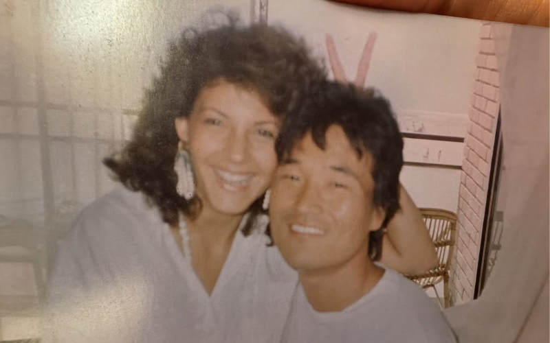 Fotografía de los padres de los padres de Jang Min en su casa de España