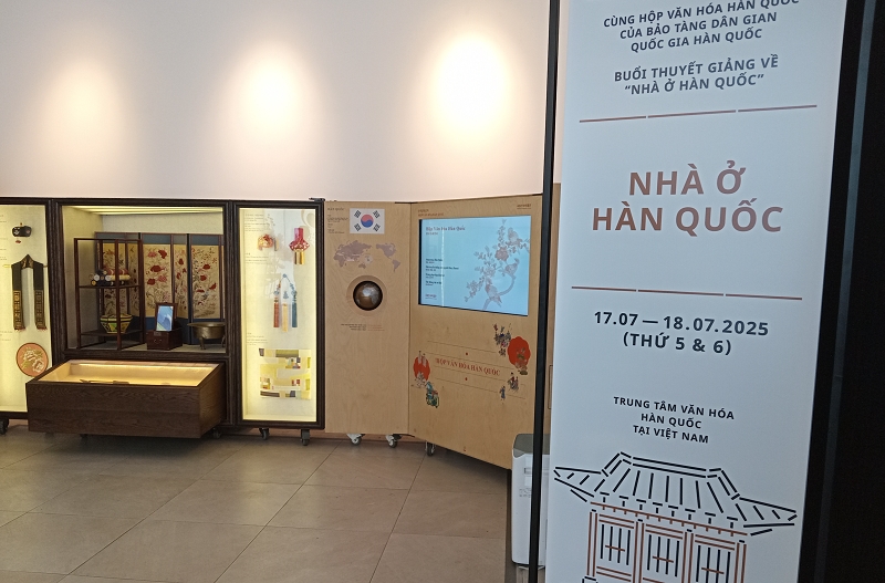 Vào ngày 17/7 - 18/7/2025, Bảo tàng Dân gian Quốc gia Hàn Quốc đã phối hợp với Trung tâm Văn hóa Hàn Quốc (KCC) tại Việt Nam tổ chức Buổi thuyết giảng về “Nhà ở Hàn Quốc”. (Ảnh: Lưu Thị Thu Loan)