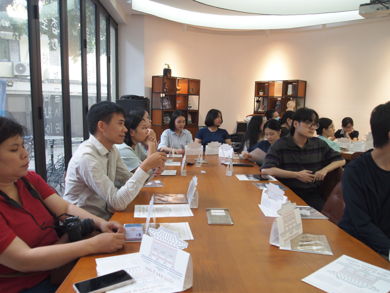 Buổi thuyết giảng “Nhà ở Hàn Quốc” quy tụ 40 học viên thuộc nhiều độ tuổi, ngành nghề khác nhau đến tham dự. (Ảnh: Lưu Thị Thu Loan)