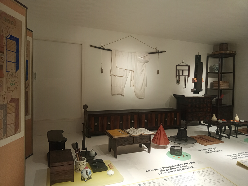 Sarangchae - không gian sống của nam giới thời xưa được mô phỏng tại Bảo tàng Dân tộc học Việt Nam. (Ảnh: Lưu Thị Thu Loan)