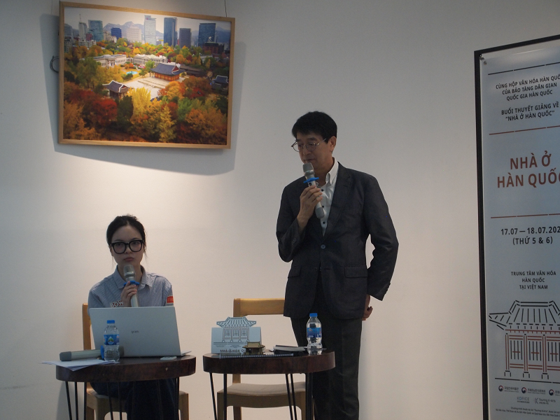 Thầy Ki Yang cho biết Hàn Quốc và Việt Nam có nhiều điểm tương đồng trong việc xây dựng nhà. (Ảnh: Lưu Thị Thu Loan)