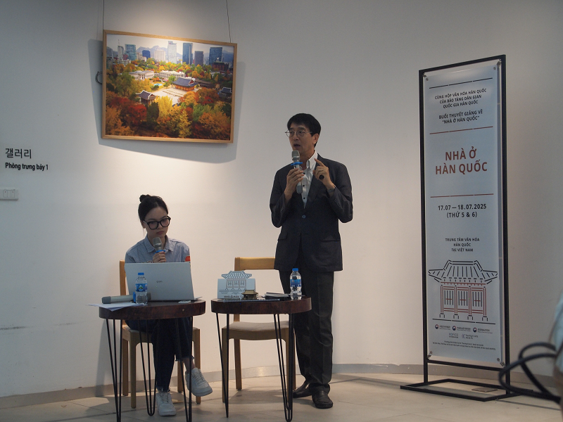 Giáo viên Ki Yang - cựu nghiên cứu viên Bảo tàng Dân gian Quốc gia Hàn Quốc tham gia thuyết giảng về Nhà ở Hàn Quốc trong sự kiện. (Ảnh: Lưu Thị Thu Loan)