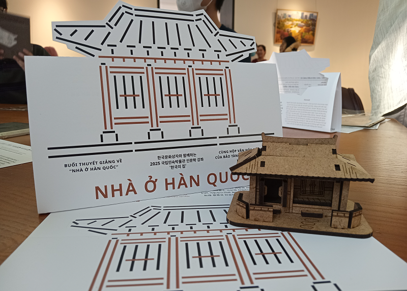 Buổi thuyết giảng đã mang đến cho mình rất nhiều góc nhìn mới mẻ về nhà ở Hàn Quốc, thông qua đó, mình có thể hiểu thêm về lối sống, văn hóa của nước bạn. (Ảnh: Lưu Thị Thu Loan)