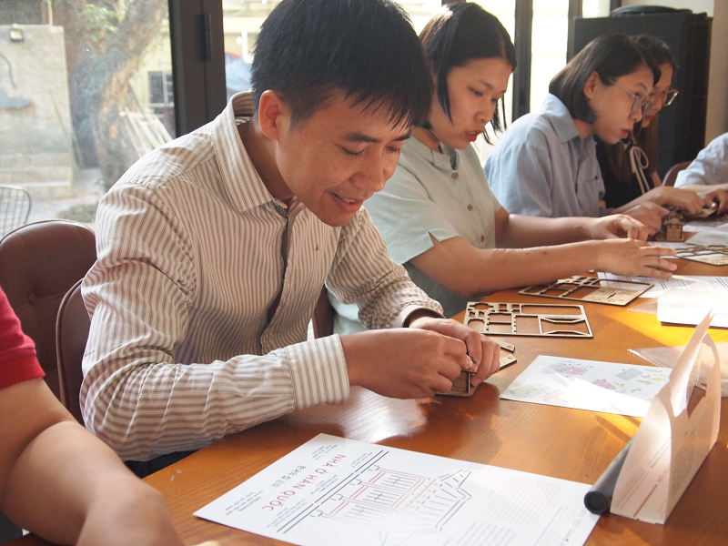 Một học viên đến từ Bắc Ninh đang say sưa làm mô hình nhà Hanok. (Ảnh: Lưu Thị Thu Loan)