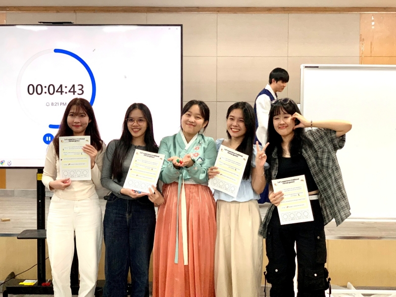 Khoảnh khắc giao lưu vui vẻ với những người bạn đến từ Hàn Quốc. (Ảnh: Phan Thị Thu Đào)