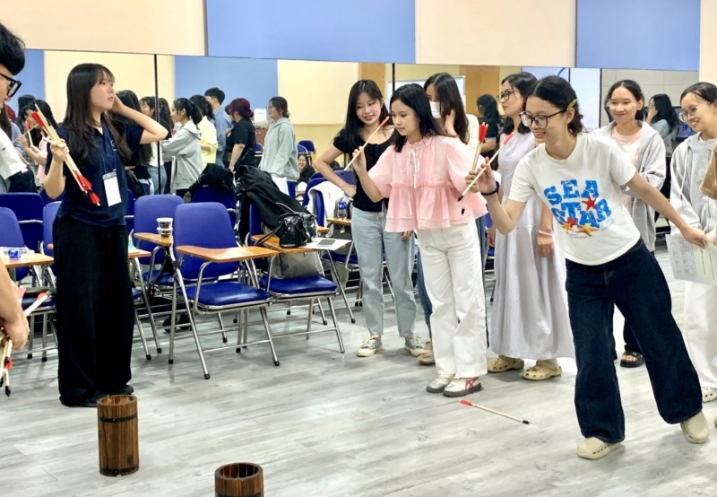 Thử tài trò Tuho - trò chơi của tầng lớp quý tộc thời Joseon. (Ảnh: Phan Thị Thu Đào)
