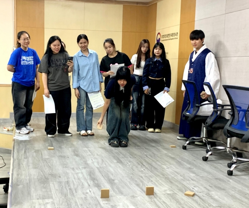 Người chơi thích thú lần đầu trải nghiệm trò chơi Biseokchigi. (Ảnh: Phan Thị Thu Đào)