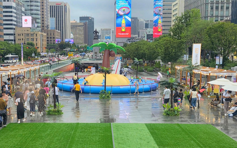 Der Gwanghwamun-Platz verwandelt sich in eine tropische Wasserlandschaft mit Palmen, Planschbecken und buntem Sommertrubel ©wheninsouthkorea (Maria Mimay)