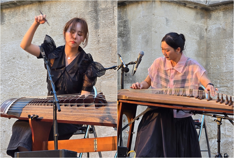 Hwang Hye-young au geomungo et Ha Su-yean au gayageum, à Arles, le 16 juillet 2025. © Christelle Frou