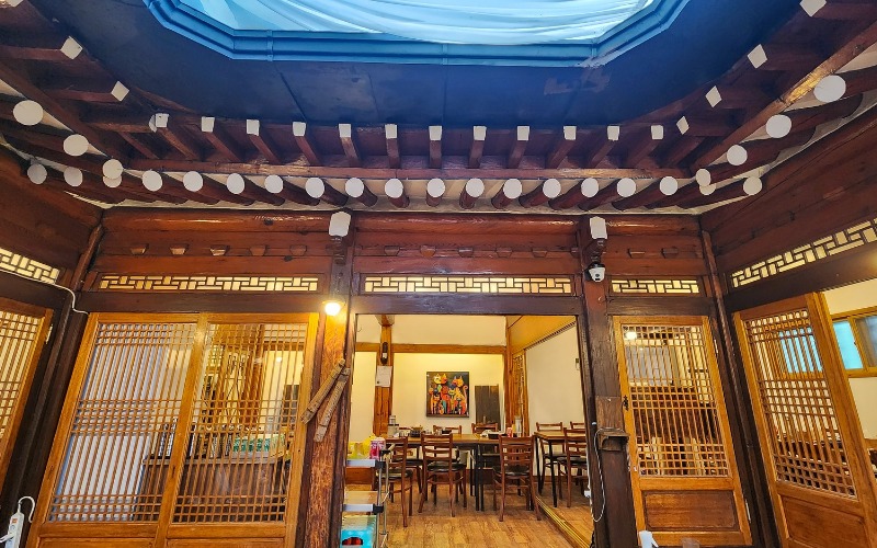 L'architecture du restaurant Iftar, inspirée du style traditionnel des maisons coréennes hanok. © Imane Bouhnika