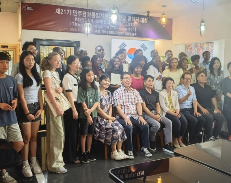 Participants, volontaires et responsables coréens réunis pour une photo souvenir de l'édition 2025 du Korean Speach Contest. © Ambassade de Corée au Cameroun