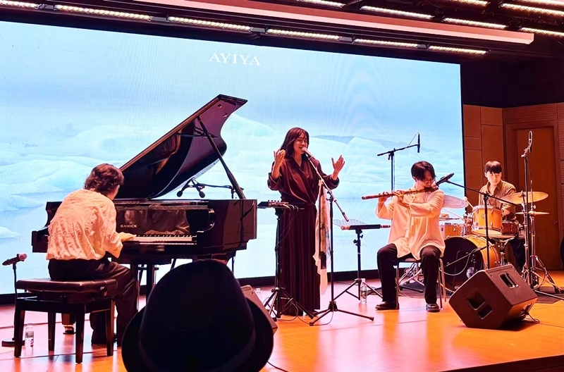 7月25日至26日，在驻上海韩国文化院，兼具韩国传统音乐神韵与现代音乐创意的韩国国乐爵士乐队Gray by Silver举行了两场APEC纪念演出《韩国音乐的新浪潮》。韩宣网名誉记者许彦琳 摄