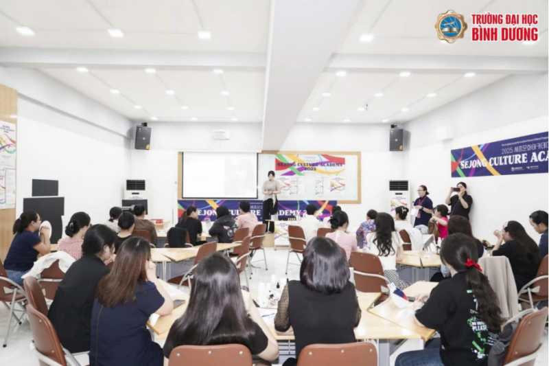 Cô Choi Ji-woo đã mang đến cho các học viên những trải nghiệm cực kỳ hay ho và bổ ích. (Ảnh: Trang Facebook chính thức của Trường Đại học Bình Dương)  
