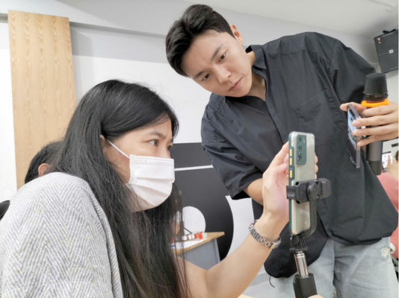 Thầy Shawn đang hướng dẫn các học viên cách sử dụng ứng dụng chỉnh sửa, tạo ra những video nhằm quảng bá K-beauty rộng rãi hơn. (Ảnh: Nguyễn Thùy Linh) 
