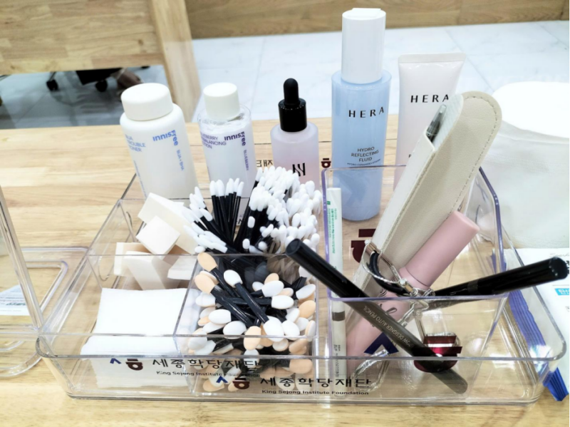 Đây là những sản phẩm làm sạch, dưỡng da được cô Choi mang từ Hàn Quốc sang. (Ảnh: Nguyễn Thùy Linh) 