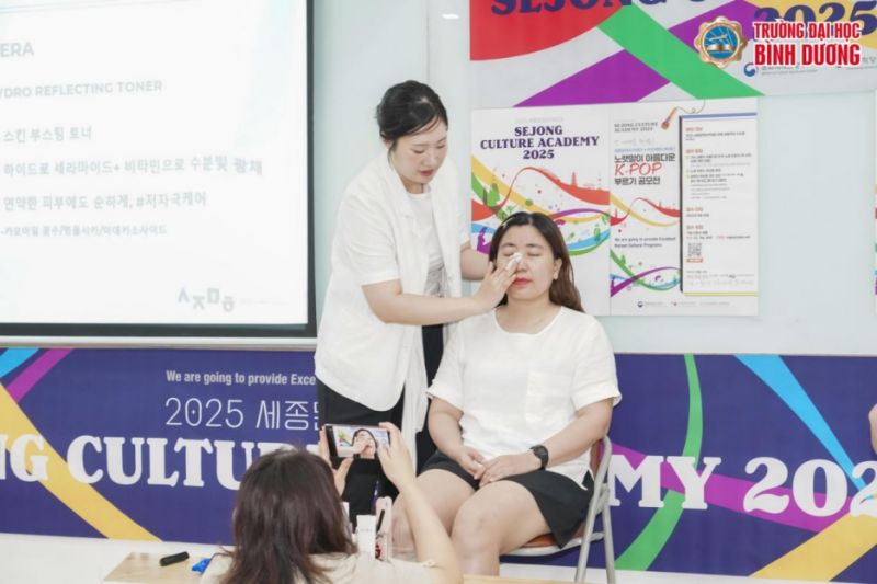 Cô Choi Ji-woo đã chọn một bạn học viên lên làm mẫu để cả lớp có thể dễ dàng thực hành theo các bước chăm sóc da mặt mà cô đã nói trước đó. (Ảnh: Trang Facebook chính thức của Trường Đại học Bình Dương) 
