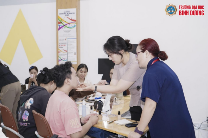 Không chỉ riêng các bạn nữ, mà những học viên nam cũng vẫn có thể tìm hiểu về cách chăm sóc da như thế nào là phù hợp với mình. (Ảnh: Trang Facebook chính thức của Trường Đại học Bình Dương) 