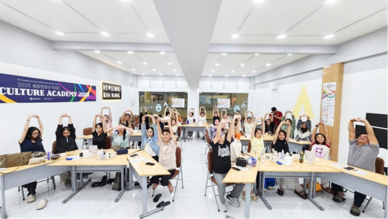 Sau khi làm sạch và dưỡng da xong thì cô đã chỉ cho cả lớp cách mát-xa và tập một số bài tập tốt cho da mặt. (Ảnh: Trang Facebook chính thức của Học viện King Sejong Bình Dương) 