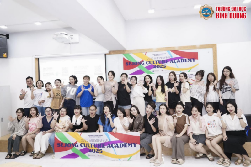 Có thể nói, dù lớp K-beauty năm 2025 chỉ diễn ra trong vòng 3 ngày, nhưng những kiến thức về văn hóa làm đẹp của Hàn Quốc mà cô mang đến lại vô cùng ý nghĩa. (Ảnh: Trang Facebook chính thức của Trường Đại học Bình Dương) 