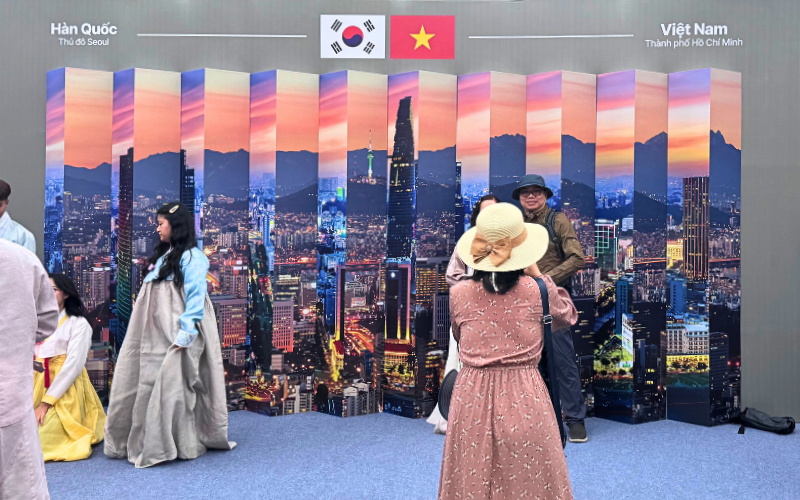 Backdrop check-in thủ đô Seoul siêu xịn tại “Ngày hội Văn hóa Hữu nghị Việt - Hàn 2025” (Ảnh: Nguyễn Lâm Mỹ Duyên)
