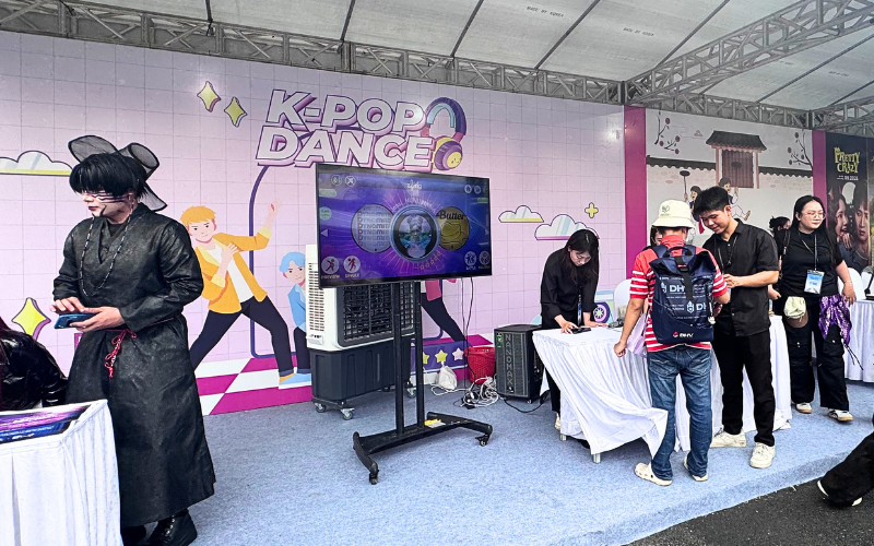 Một khu vực tiếp đón không ít khách tham quan: K-pop Dance - nơi mà mọi người có thể thỏa sức nhảy theo những giai điệu K-pop yêu thích và nhận về cho mình những phần quà hấp dẫn! (Ảnh: Nguyễn Lâm Mỹ Duyên)
